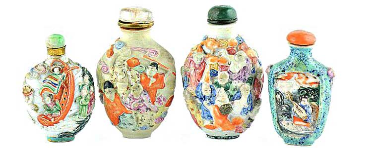 Snuff bottles in porcellana Famiglia Rosa  Cina XIX sec. decorate con personaggi a rilievo