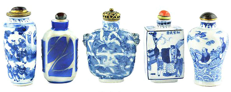 Snuff bottles i porcellana bianca e blu smaltate sotto coperta e in vetro Cina XIX sec.