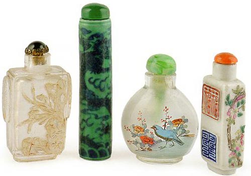 Snuff bottles in cristallo di rocca intagliato, una in vetro dipinto e due in porcellana policroma  Cina XIX sec