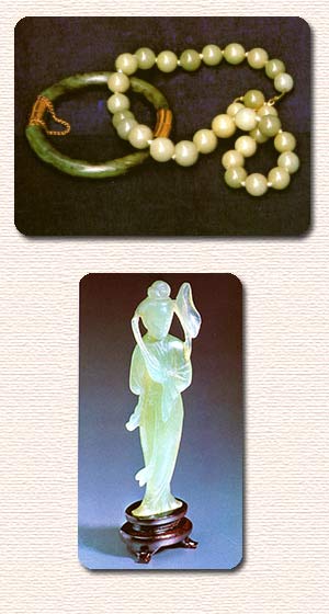 In alto: collana e bracciale in giada giadeite In basso: statuina in giada giadeite
