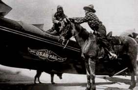 1926-Cow boy consegna la sacca della posta ad un corriere aereo del servizio Los Angeles- Salt Lake City