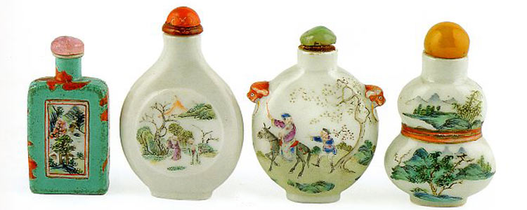 Snuff bottles in porcellana policroma- Cina XIX sec. decoro nei colori della Famiglia Rosa  altezza max 7,2 cm.