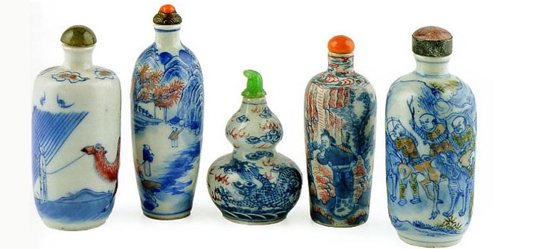 Snuff bottles in porcellana policroma Cina XIX sec.- smaltate sottocoperta in blu e rosso di rame alt. max 9,6 cm