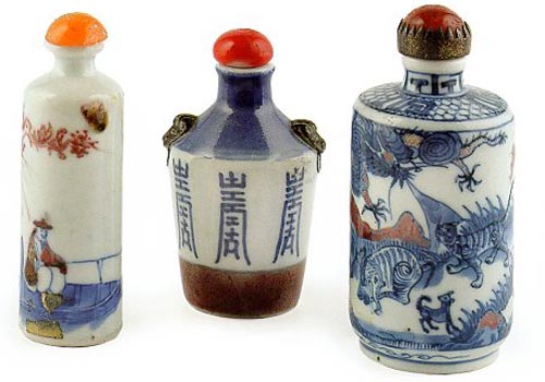 Snuff bottles in porcellana policroma, smaltate in blu e rosso rame sottocoperta. Cina XIX sec. alt. max cm9,5
