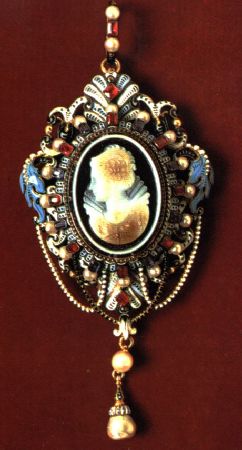  Cammeo in pendaglio d'oro smaltato con un ritratto di Maria De Medici 